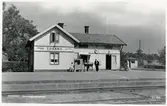 Stationen anlades 1897. 1944 moderniserades byggnaden, som då fick vatten, avlopp och tidsenlig utrustning. Expeditionslokaler, väntsal och bostadslägenhet restaurerades samtidigt. Envånings träbyggnad