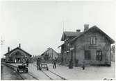 Ekedalens station.
Trafikplats anlagd 1874. En- och enhalvvånings stationshus i trä