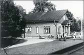 Trafikplatsen anlades av NrSlJ 1895. Stationshuset har sedan dess ej undergått någon större förändring. Bangården har fått spår 3 förlängt .
NrSlJ , Norra Södermanlands Järnväg