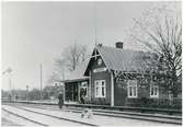 Hållplats anlagd 1885. Envånings stationshus i trä, byggt i vinkel med en gavel mot banan