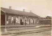 Station anlagd 1873. Nybyggt stationshus, två våningar i tegel,  Den första stationsbyggnaden envånings i trä. Ny stationshus 1897. Godsmagasinet brann 1902, ersatt med ett nytt 1903. Nytt lokstall 1898. 1874 byggdes en järnvägsverkstad med korsvirke och tegel. Denna brann 1922. Ny verkstad byggd 1916 - 1923.