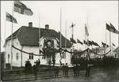 Enköpings hamn station. Invigning av EHRJ Enköping-Heby-Runhällens Järnvägar. 1908 togs järnvägen över av SVB.