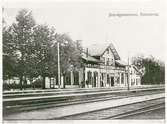 Järnvägsstationen i Emmaboda. Mellan år 1874-1941, tillhörde stationen järnvägsbolaget Karlskrona - Växjö järnvägar, och efter 1941 tog SJ Statens Järnvägar över.