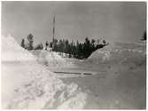 Emådalen på linjen Orsa-Sveg taget i Febuari 1931. En av de blockerade vägövergång som blivit svårtrafikerad genom snövallarna