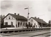 Ervalla station, föreningsstation med Nora - Ervalla Järnväg ( Nora Bergslags Järnväg, NBJ). Trafikplatsen anlades av Köping - Hults Järnväg och öppnades för trafik 5 mars 1856. Stationen övertogs av SJ, Statens Järnväg i samband med köpet av bandelen Frövi - Örebro.
