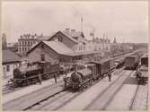 Eskilstuna centralstation. I England byggdes dessa två loken, sadeltankloket närmast kom från samma serie på 1870-talet som det lok som finns på stadsmuseet. Det bortre loket är troligen OFWJ K 18