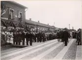 Fotografiet taget 1900 då kung Oskar II besökte Falköping Ranten station.
Den person som står närmast Kungen är kyrkohede Dimmarsson 
Närmast fotografen och med ryggen mot kameran står dåvarande stations inspektor Wållgren.