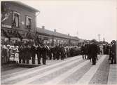Fotografiet taget 1900 då kung Oskar II besökte Falköping Ranten station.
Den person som står närmast Kungen är kyrkohede Dimmarsson 
Närmast fotografen och med ryggen mot kameran står dåvarande stations inspektor Wållgren.