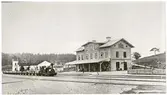 Finspång järnvägsstation med lokomotivet Lotorp och ett tågsätt på bangården år 1880.