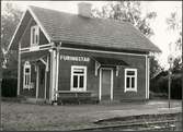 Furingstad hållplats. Bilden tagen i samband med nedläggningen av bandelen Kummelby-Arkösund som var slutförd 1/11-1960.