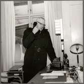 Man på kontor. Bilden tagen i samband med nedläggningen av bandelen Farlinge-Gimo, 1960-02-01.