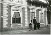 Personal framför Gisslarbo stationshus.