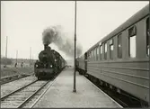 Tågmöte. Statens Järnvägar, SJ B 1142 vid Gnarp station.