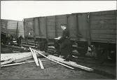 Statens Järnvägar, SJ I 12136.
Bilden tagen i samband med en olycka vid Gävle hamn, Fredriksskans, då en godsvagn kolliderade med en lastbil.
