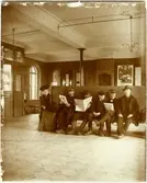 Vestibulen i Halmstads station.
Uniformerad från vänster: Portvakt J.E Lindblad
                                         Notisbud J.W Carlsson (bulling)