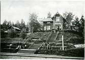 Harmånger järnvägsstation, 
Namnändrad till Vattrångsby 1927-11-01.
Hållplats anlagd 1895. Tvåvånings stationshus i trä 
NHJ , Norra Hälsingslands Järnväg