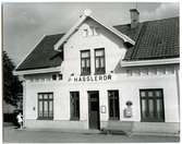 Trafikplats anlagd 1910. En- och enhalvvånings putsad stationsbyggning, renoverad invändig 1947
VGJ , Västergötland - Göteborgs Järnväg