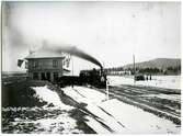 Södra Dalarnas Järnväg.
Invigningståget vid Hedemora station 8/11 1880
Bansträckningen Krylbo--Säter
Station anlagd 1882. Tvåvånings stationshus, moderniserat invändigt 1936