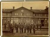 Herrljunga station öppnad 1863. Först byggdes ett litet stationshus som användes 1862 -1864. Nytt stationshus byggt 1864. Personal foto. Alfred Wallander var stationsföreståndare 1880.