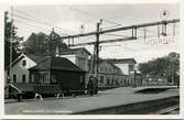 Herrljunga station öppnad 1863. Först byggdes ett litet stationshus som användes 1862 -1864. Nytt stationshus byggt 1864.