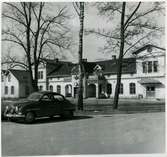 Herrljunga station öppnad 1863. Först byggdes ett litet stationshus som användes 1862 -1864. Nytt stationshus byggt 1864. Renoverat stationshus från gatusidan.