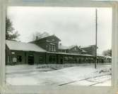 Herrljunga station öppnad 1863. Först byggdes ett litet stationshus som användes 1862 -1864. Nytt stationshus byggt 1864.