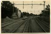 Trafikplats anlagd 1885-86. Stationshuset, en och en halv våning i sten, moderniserats ett flertal gånger, bl a 1921 då det utvidgades och moderniserades. Mekanisk växelförregling. Eldrift 1936. Järnvägen omlagd 1993. Går ej längre förbi Himle station.