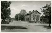 Stationen, sedd från gatusidan, anlagd 1873. Stationshus i trä i två våningar, moderniserad invändigt 1930.