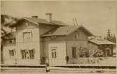 Station anlagd 1858. Namnet ändrades till Hofors 1894.