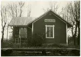 Hållplats anlagd 1898. Före 1924 station. Liten envånings träbyggnad.
Station på den nedlagda bandelen Slite-Hablingbo 10/6 1953.