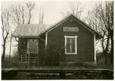 Hållplats anlagd 1898. Före 1924 station. Liten envånings träbyggnad.
Station på den nedlagda bandelen Slite-Hablingbo 10/6 1953.