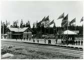 Station anlagd 1880. Unionsflaggorna är hissade inför Oscar II och drottning Sofias besök på Hooks herrgård.