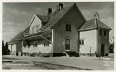 Station anlagd 1921. En- och enhalvvånings stationshus i trä. Omfattande reparationer 1945.