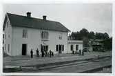 Hofmantorp
Station anlagd 1874. Stationshuset, tvåvånings putsat, tillbyggt 1908. Renovering av tjänstelokalerna företogs 1939 och 1947 restaurerades bostadslägenheten