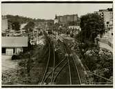 Huddinge bangård
Övervåningen brann 1890 och ersattes med en fullständig övervåning i sten  Stationen anlades 1859 och öppnades 1860. 
1880 eldhärjades byggningen, som därefter ersattes av den nuvarande. Renovering 1945. Mekaniskt ställverk 1902. Lokalbangård m 3 spår 1925. Persontunnel 1922-23, i bruk först 1926