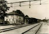 Övervåningen brann 1890 och ersattes med en fullständig övervåning i sten  Stationen anlades 1859 och öppnades 1860. 
1880 eldhärjades byggningen, som därefter ersattes av den nuvarande. Renovering 1945. Mekaniskt ställverk 1902. Lokalbangård m 3 spår 1925. Persontunnel 1922-23, i bruk först 1926