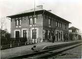 Övervåningen brann 1890 och ersattes med en fullständig övervåning i sten  Stationen anlades 1859 och öppnades 1860. 
1880 eldhärjades byggningen, som därefter ersattes av den nuvarande. Renovering 1945. Mekaniskt ställverk 1902. Lokalbangård m 3 spår 1925. Persontunnel 1922-23, i bruk först 1926