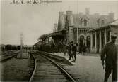 Ankommande tåg från Ljusdal. Envånings stationshus i sten, rappat och putsat. Stationen ombyggd 1924. Godsmagasinet rivet 1995.