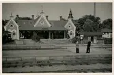 Envånings stationshus i sten, rappat och putsat.  Stationen ombyggd. 1924. Godsmagasinet rivet 1995.