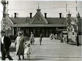 Envånings stationshus i sten, rappat och putsat. Stationen ombyggd 1924. Godsmagasinet rivet 1995.