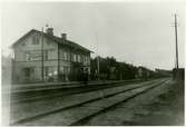 Station anlagd 1883. Tvåvånings stationshus i trä