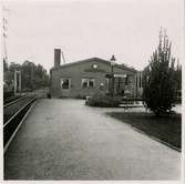 Ank. kontoret ?
Hållplatsen anlades 1932. Den lyder under Norrviken .Nytt stationshus invigs 1996-02-15