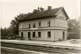 Stationen anlades 1877 och samtidigt uppfördes stationshuset, två våningar i trä. Det moderniserades 1942. Ställverk uppfördes 1916. Mekanisk växelförregling. Bangården har utbyggts dels med nya spår, dels med förlängning av de gamla .Stationen hette NÄS fram till 1.7.1878