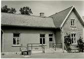 Station anlagd 1899. Envånings station m gavel mot banan