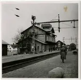 Hällnäs järnvägsstation. Militärnärvaron gör det troligt att bilden är tagen under krigstid. Luftbevakningstorn uppe på stationshuset tak.