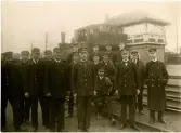 Lokförare J.E.F.Dahlvig.
Från vänster:stationskarl T.Holmgren,stationskarl  H.Jönsson,stationskarl  Windahl, stationskarl  A.Lundström, trafikbiträde O.Pettersson och A.Almström,stationskarl S.Åfeldt, stationsförman N.Sjöholm, trafikbiträde C.Månsson, stationskarl Hj.Olsson, stationsförman A.Ekstrand, stationskarl 
J.Pettersson, trafikbiträde A.Rydstedt, trafikbiträde ,J.Franzen, bangårdsmästare F.Syren, stationsförman O.Olofsson, stationsskrivare H.Herbst