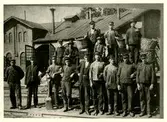 Kolarlaget i Hässleholm, troligen 1897., framför gamla lokstallet.

Mannen som står i mitten på lastbryggan är Nils Anton Arndt, senare banvakt på Lunnahöja mellan Sösdala och Sandäkra
se boken Från Prins August till Skåningen