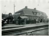 Tvåvånings stationshus i sten, byggt 1863. Tillbyggt 1876 och 1890 . Nytt stationshus i tegel 1919, invigt 1921 ,1914 uppfördes, som ett provisorium under ombyggnadstiden, en stationsbyggnad söder om den nuvarande. Den ligger år 1991 kvar och används av Postverket . Vid södra infarten låg SJ:s växtdepå. Ett äldre lokstall ersattes av ett sjuportars med vändskiva.
Bilden visar det provisoriska stationshuse som användes unde ombyggnaden 1914.