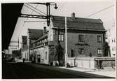 Tvåvånings stationshus i sten, byggt 1863. Tillbyggt 1876 och 1890 . Nytt stationshus i tegel 1919, invigt 1921 ,1914 uppfördes, som ett provisorium under ombyggnadstiden, en stationsbyggnad söder om den nuvarande. Den ligger år 1991 kvar och används av Postverket . Vid södra infarten låg SJ:s växtdepå. Ett äldre lokstall ersattes av ett sjuportars med vändskiva