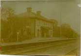 Stationen öppnad 6.11.1875. Tvåvånings stationshus i trä. Stationshuset renoverades och moderniserades under 1947-48. Mekanisk växelförregling.